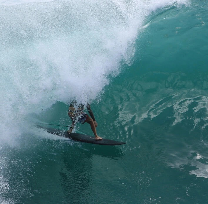Filho de César Baltazar surfando no Rio