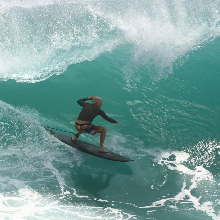 César Baltazar surfando no Rio de Janeiro